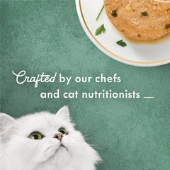 Ingrédients de qualité dans Fancy Feast Medleys — poulet blanc, fromage et épinards visibles.