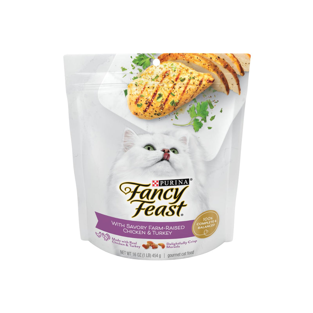 Chat attendant près du bol Fancy Feast, prêt pour une bouchée croustillante