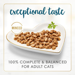 Fancy Feast Senior: thon en sauce mince sur assiette, portions faciles à servir.