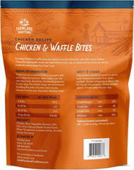 Farmland Traditions – gros plan bouchées poulet et gaufres, texture tendre et appétissante.