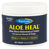 Crème Aloe Heal de Farnam appliquée sur la patte d'un cheval pour apaiser la peau.