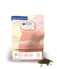 Feline Caviar Free Spirit poulet et saumon dans bol, repas équilibré pour chats.