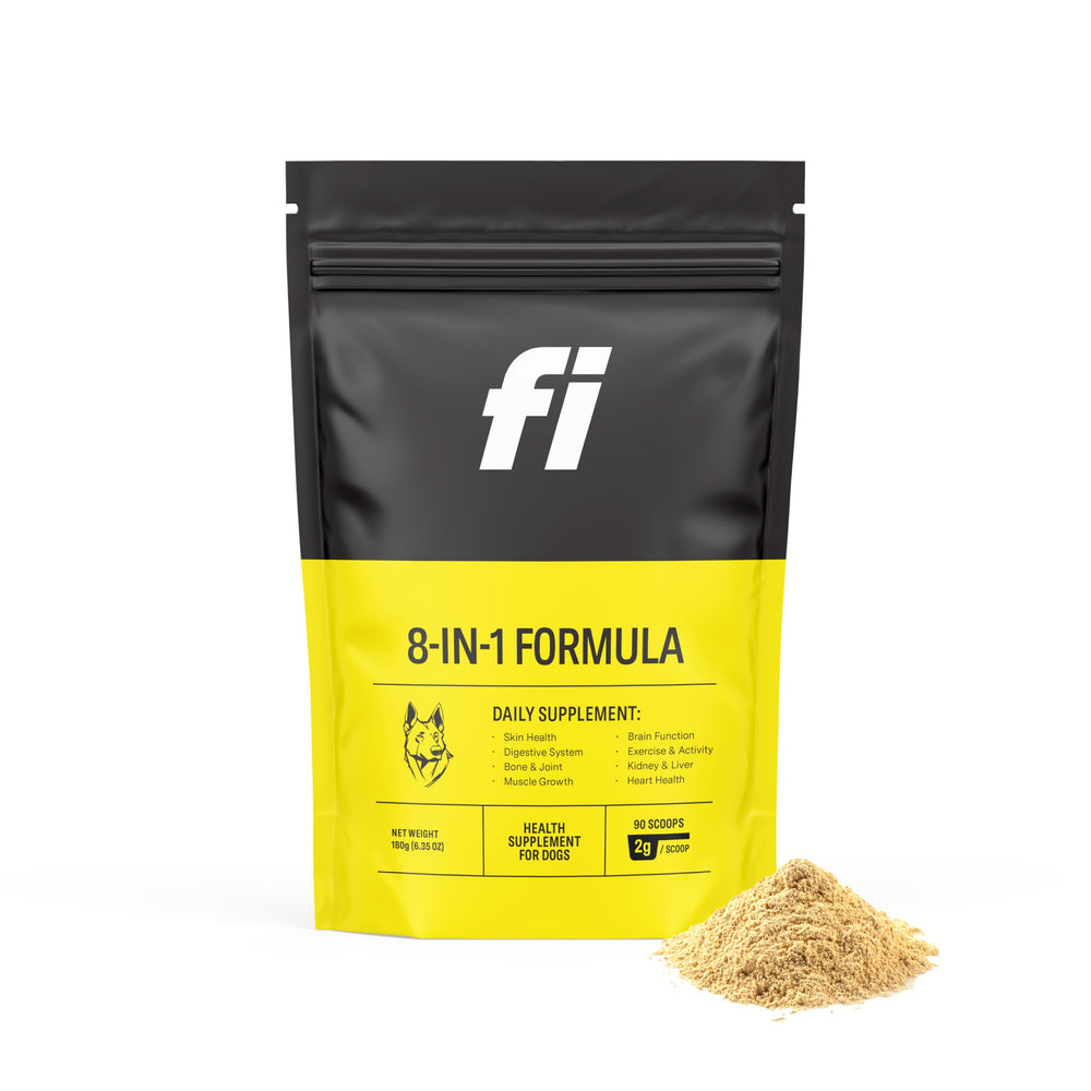 Fi 8-en-1 poudre pour chien avec cuillère-dose, démontrant le dosage quotidien pour soutenir les articulations.