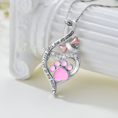 Flpruy détail pendentif montrant les pattes roses.