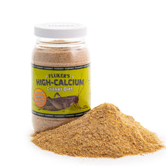 Grillons nourris, démonstration d'alimentation avec Fluker's Régime Calcium Élevé.