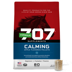 Formula 707 calment cheval, bouteille visible, détente potentielle avant l'entraînement.