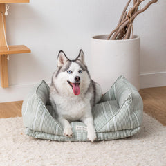 Fringe Studio Bloc-Rayure Dusty Sage lit lavable en machine et durable.