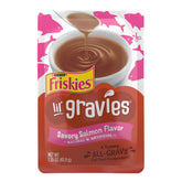 Friskies Lil' Gravies Saumon – sachet ouvert, prête à servir une bouchée humide.