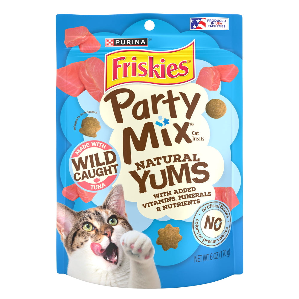 Friandises Friskies Natural Yums au thon sauvage dans un sachet d’emballage.