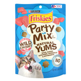 Friandises Friskies Natural Yums au thon sauvage dans un sachet d’emballage.