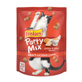 Friskies Party Mix ouverture du sachet, récompense savoureuse prête à servir.
