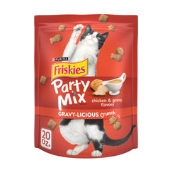 Friskies Party Mix ouverture du sachet, récompense savoureuse prête à servir.