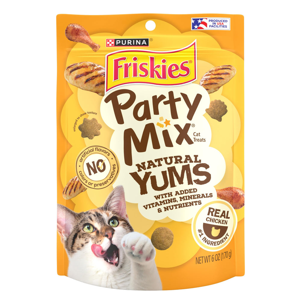 Friskies Party Mix Natural Yums avec poulet réel, bouchées savoureuses pour chat.
