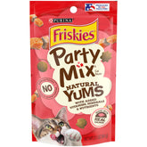 Sachet Friskies Party Mix Natural Yums avec saumon comme premier ingrédient.