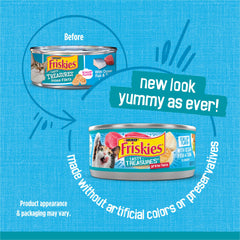 Chat dégustant le plat Friskies Tasty Treasures dans une assiette, sauce riche