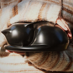 Urne FUFYUKEY pour chat, résine noire, ouverture bas sécurisée pour sceller les cendres.