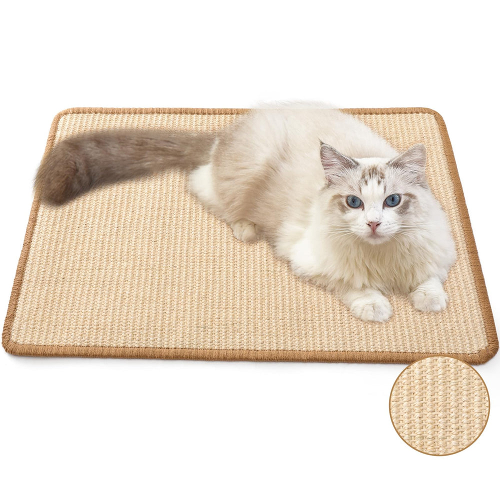 Tapis griffage FUKUMARU en sisal naturel au sol protégeant le canapé.