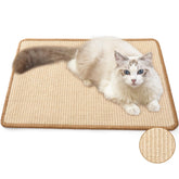 Tapis griffage FUKUMARU en sisal naturel au sol protégeant le canapé.