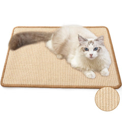 Tapis griffage FUKUMARU en sisal naturel au sol protégeant le canapé.