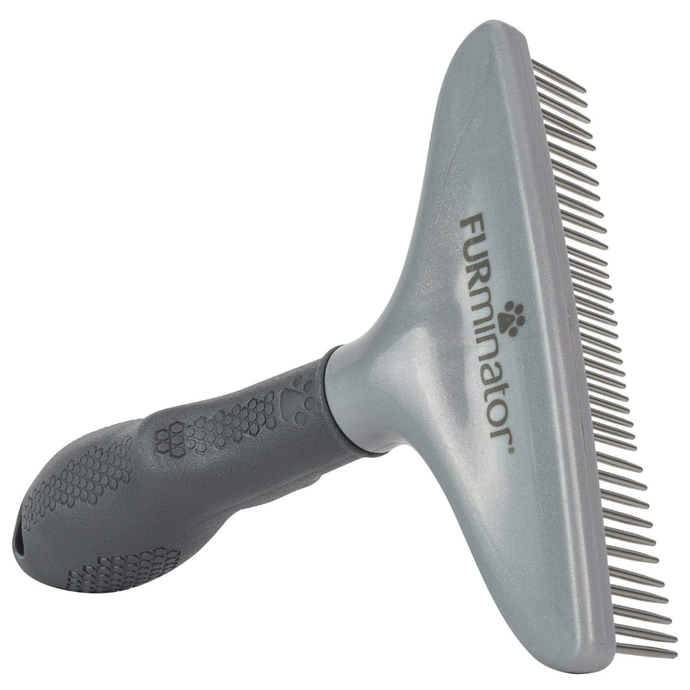 FURminator Grooming Rake avec dents rotatives éliminant les poils libres du sous-poil dense.