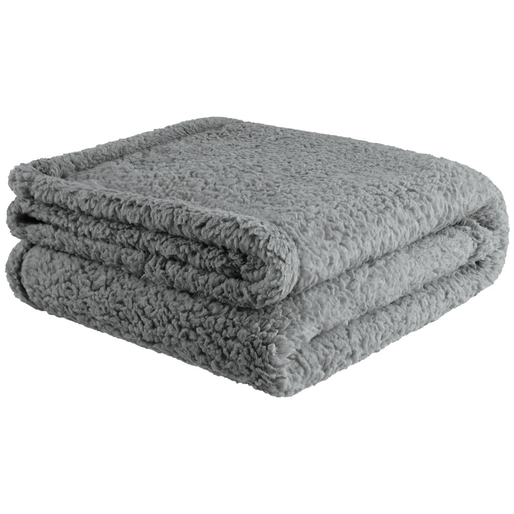 Couverture furrybaby pour chien, douceur et chaleur idéales sur le canapé.