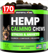 Friandises calmantes Grateful Pawz au chanvre dans un flacon, pour un chien plus serein.