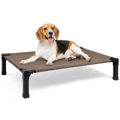Lit chien surélevé Heeyoo en extérieur offrant ventilation optimale.