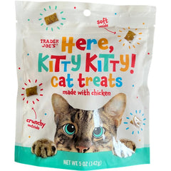 Friandises Here Kitty Kitty au poulet dans leur emballage pratique.