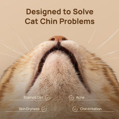 Doigt dans la lingette HICC PET nettoyant le menton du chat.