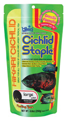 Hikari Cichlid Staple: boulettes flottantes en gros plan pour surveiller la portion.