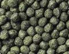 Rationnement simple avec les pellets Hikari pour cichlids.