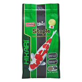 Pellets flottants Hikari pour koi, favorisant un dosage facile et un contrôle de l'alimentation.
