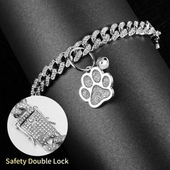 Pendentif patte et clochette Hillban ajoutant du charme.