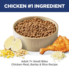 Chien mature actif avec croquettes Hill's Science Diet Adult 7+.
