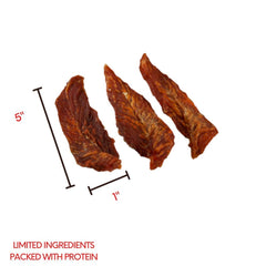 Chien dégustant Hillside Farms jerky, portion adaptée pour toutes tailles et sans céréales.