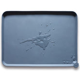 Le tapis Hoki Found anti-glisse gris 28x26 protège le sol.