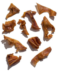 Gros plan sur les tranches fines d'oreilles de porc Jack&Pup, saveur naturelle.
