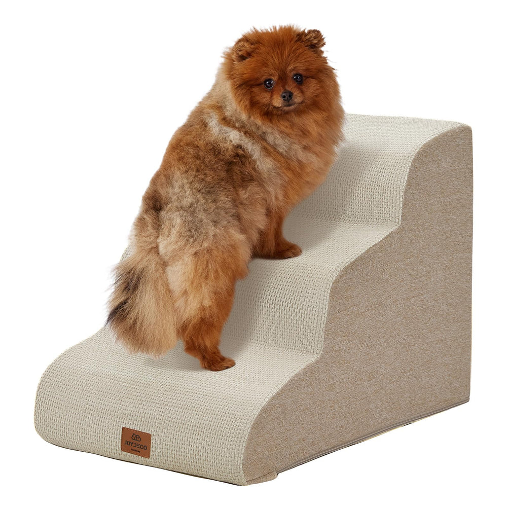 Joydeco escaliers pour chien beige près du lit, accès facile et sûr.