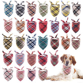 Bandana JpGdn pour petit chien, rose vif, idéal pour séances photos.