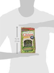 Chien heureux dégustant des chips haricots verts, snack riche en fibres et faible en calories.