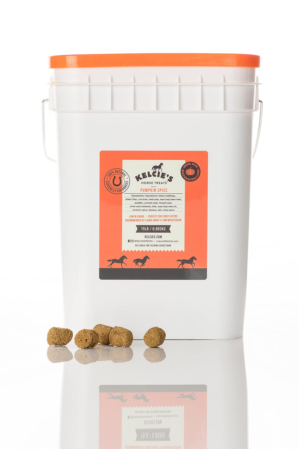 Friandises Kelcies Pumpkin Spice pour chevaux dans un seau de 15 lb, pratique.