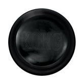 KONG Extreme disque chien en action, idéal pour dépenser l'énergie en plein air.
