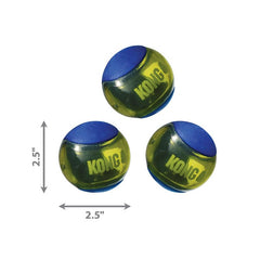 KONG Squeezz Action Ball, surface multi-texturée visible, améliore la stimulation mentale et le jeu prolongé.