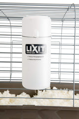Vue d'ensemble de la bouteille Lixit adaptée aux rongeurs variés.