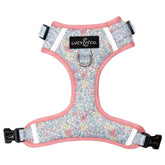 Lucy & Co. Ditsy Daydream, harnais clip frontal pour un contrôle en douceur.