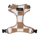 Harnais Lucy et Co anti tirage damier blanc beige en action pour marche fluide.