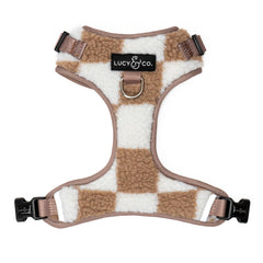 Harnais Lucy et Co anti tirage damier blanc beige en action pour marche fluide.