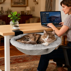 L&W BROS Cat Desk Bed fixé au bureau, base stable pour une sieste discrète.