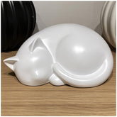 Urne MAICOBI chat endormi en résine blanche, mémorial élégant pour intérieur.