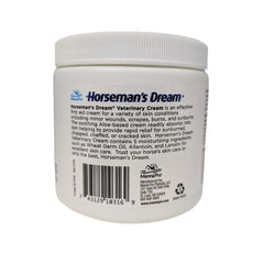 Application de la crème Corona sur le cheval pour apaiser irritations mineures.